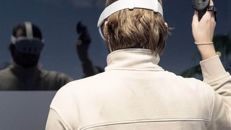 Joueur équipé d'un casque de réalité virtuelle