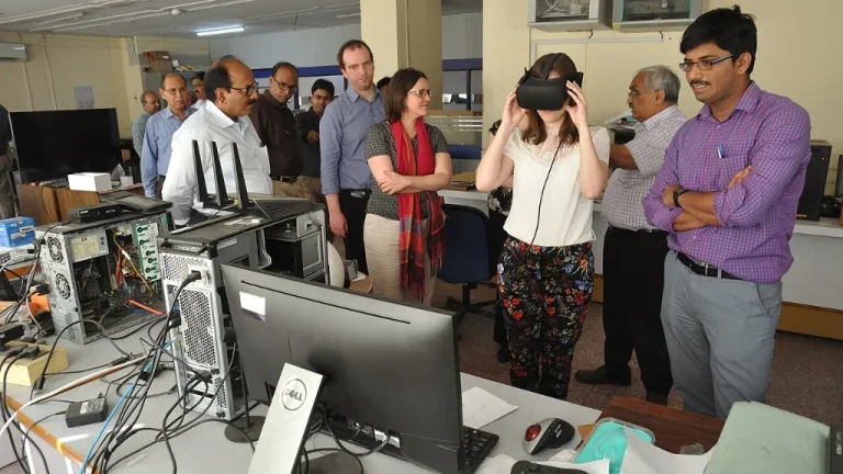 Joueur équipé d'un casque de réalité virtuelle