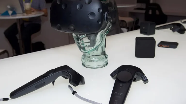 Joueur équipé d'un casque de réalité virtuelle