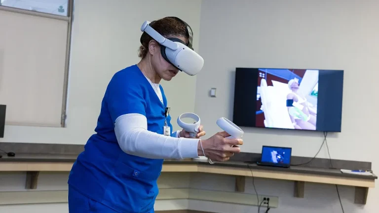 Joueur équipé d'un casque de réalité virtuelle