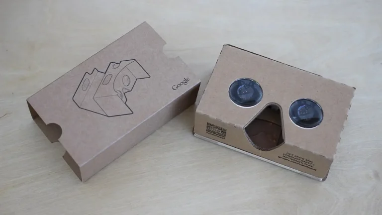 Joueur équipé d'un casque de réalité virtuelle