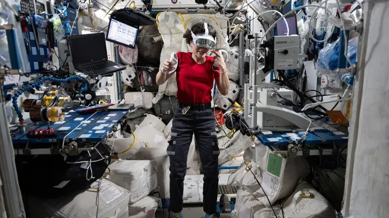 Joueur équipé d'un casque de réalité virtuelle