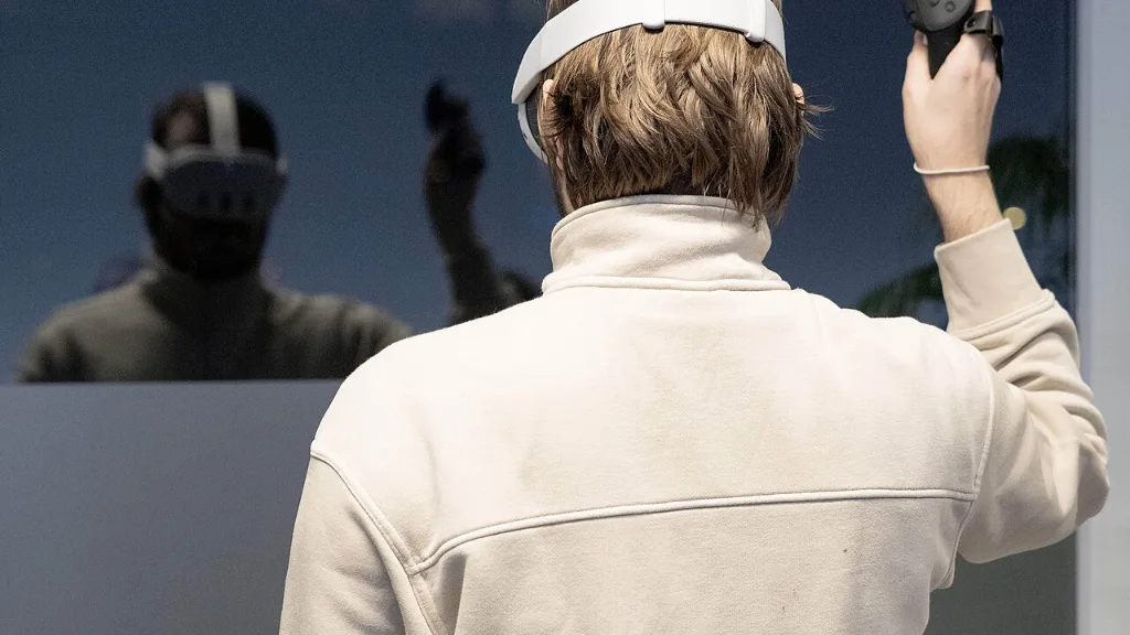 Joueur équipé d'un casque de réalité virtuelle