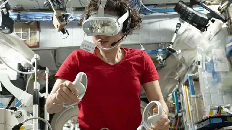 Joueur équipé d'un casque de réalité virtuelle