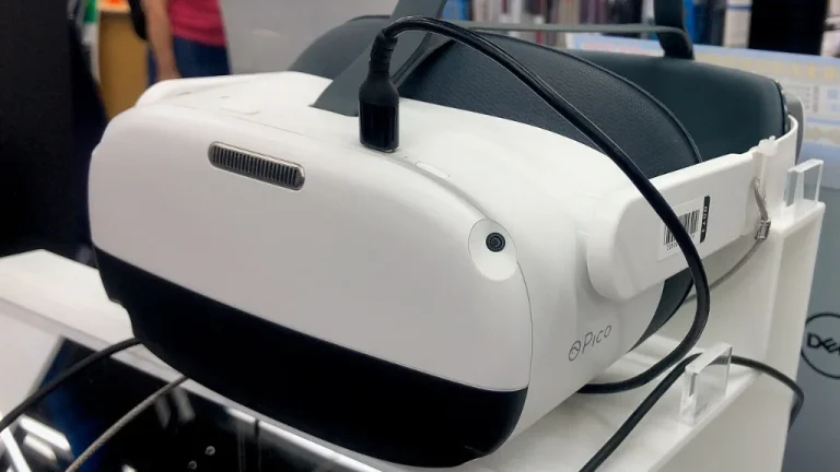 Joueur équipé d'un casque de réalité virtuelle