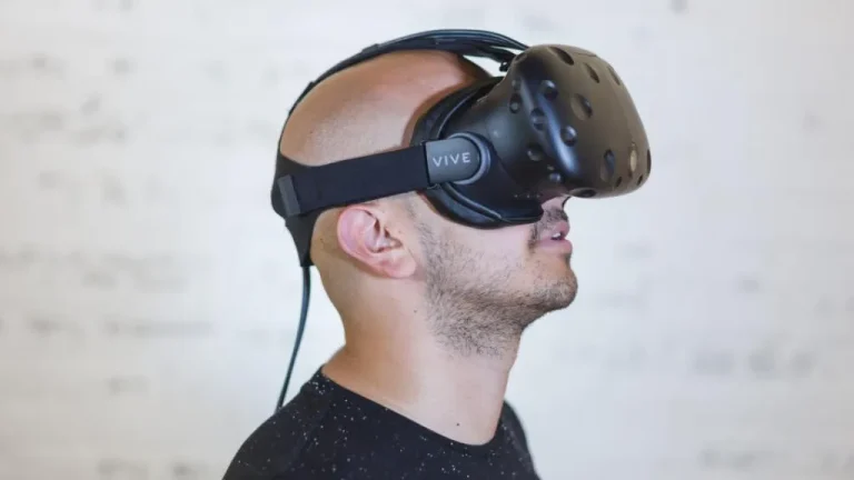 Joueur équipé d'un casque de réalité virtuelle