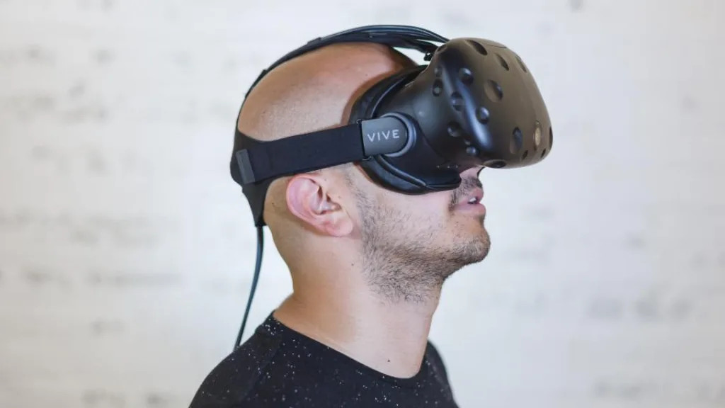 Joueur équipé d'un casque de réalité virtuelle