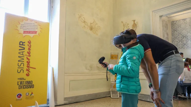 Joueur équipé d'un casque de réalité virtuelle