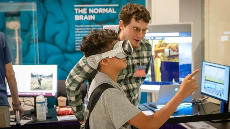 Joueur équipé d'un casque de réalité virtuelle