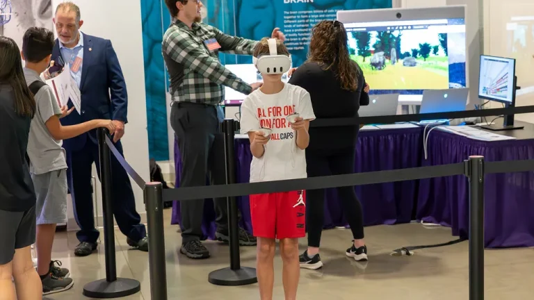 Joueur équipé d'un casque de réalité virtuelle