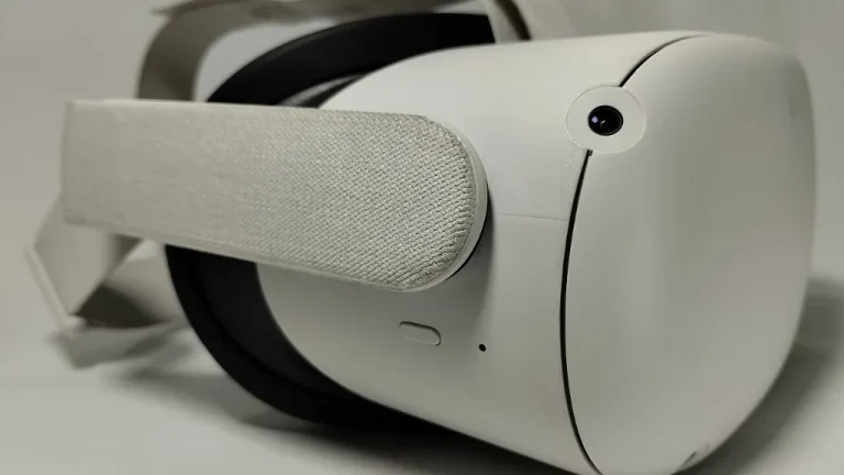 Joueur équipé d'un casque de réalité virtuelle