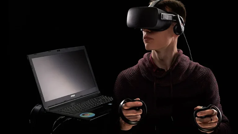 Joueur équipé d'un casque de réalité virtuelle