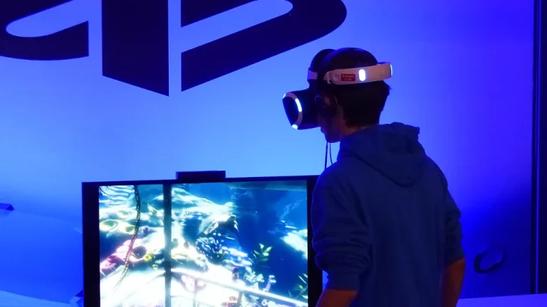 Joueur équipé d'un casque de réalité virtuelle