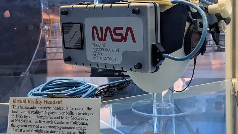 Joueur équipé d'un casque de réalité virtuelle