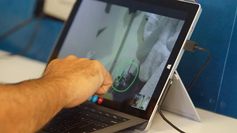 Joueur équipé d'un casque de réalité virtuelle