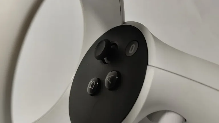 Joueur équipé d'un casque de réalité virtuelle