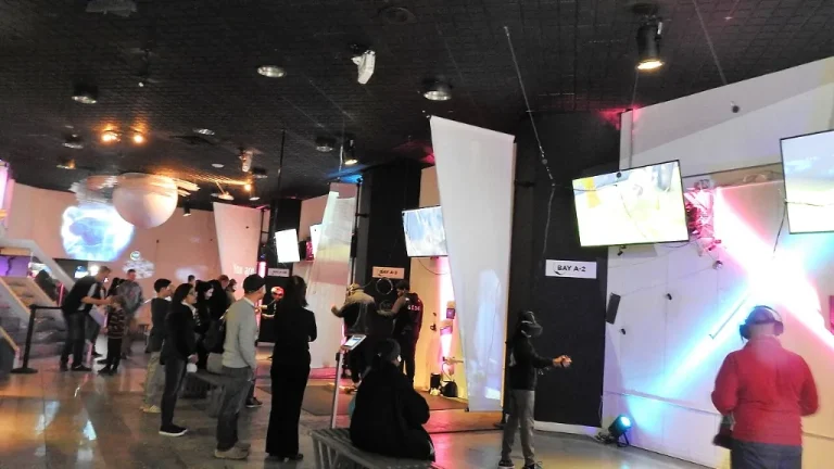 Joueur équipé d'un casque de réalité virtuelle