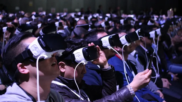Joueur équipé d'un casque de réalité virtuelle