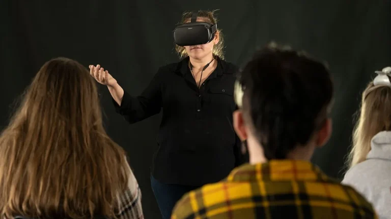 Joueur équipé d'un casque de réalité virtuelle