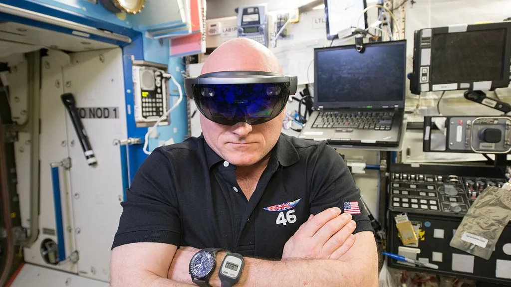 Joueur équipé d'un casque de réalité virtuelle