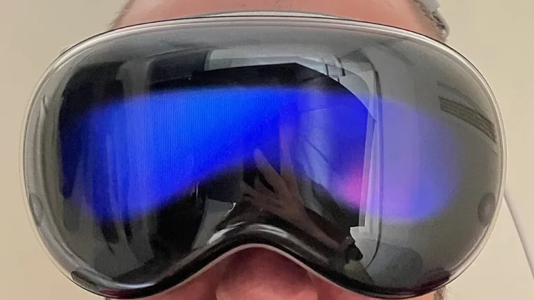 Joueur équipé d'un casque de réalité virtuelle