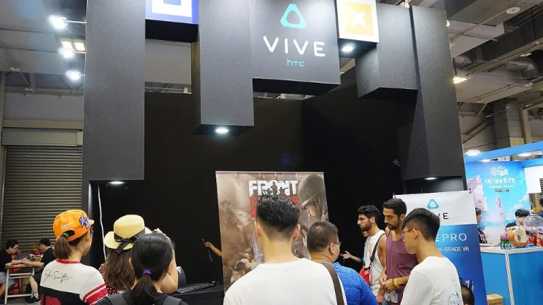 Joueur équipé d'un casque de réalité virtuelle