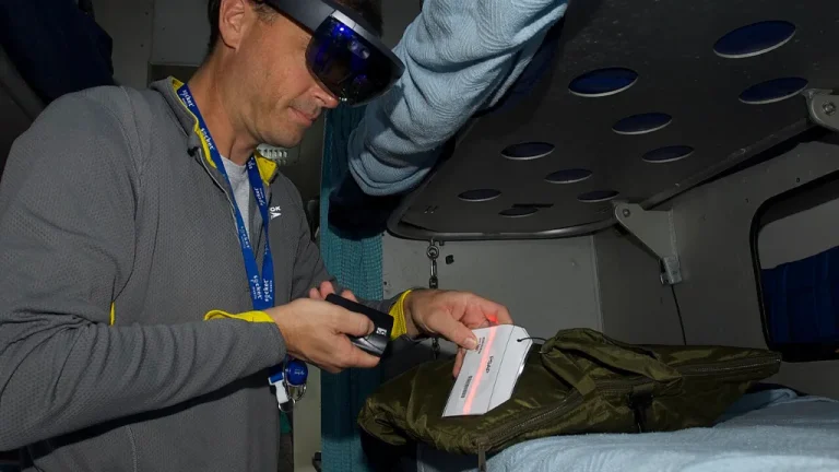 Joueur équipé d'un casque de réalité virtuelle