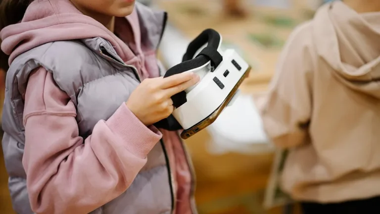 Joueur équipé d'un casque de réalité virtuelle