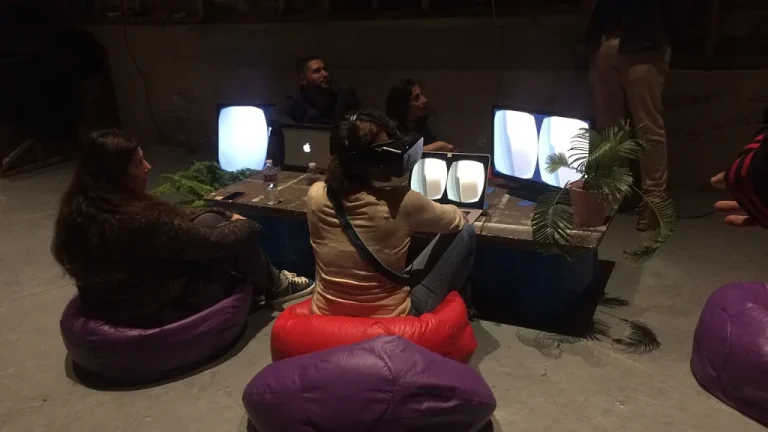 Joueur équipé d'un casque de réalité virtuelle