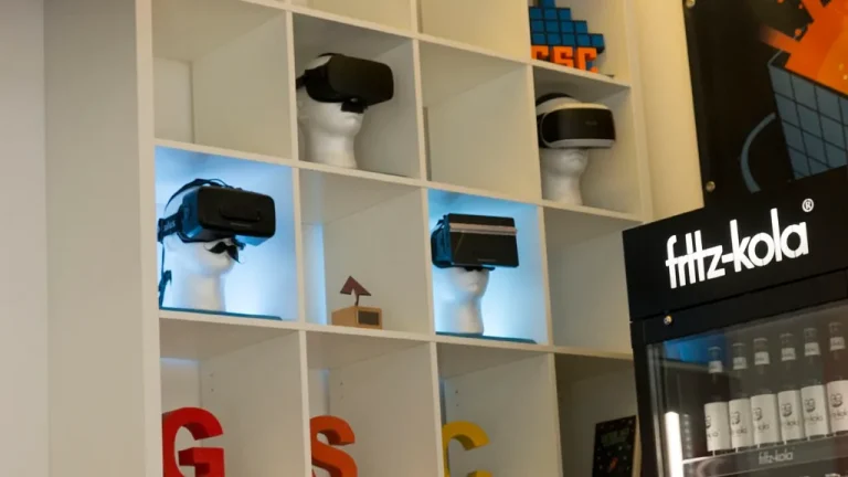 Joueur équipé d'un casque de réalité virtuelle