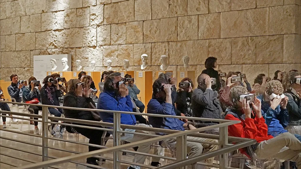 Joueur équipé d'un casque de réalité virtuelle