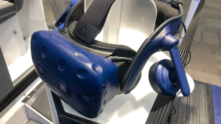 Joueur équipé d'un casque de réalité virtuelle
