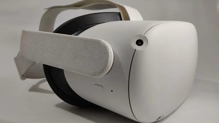 Joueur équipé d'un casque de réalité virtuelle