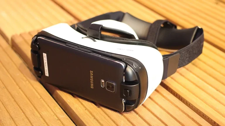 Joueur équipé d'un casque de réalité virtuelle