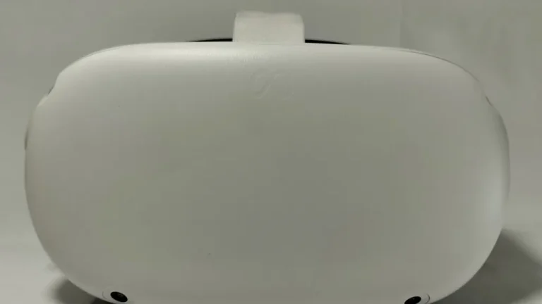 Joueur équipé d'un casque de réalité virtuelle