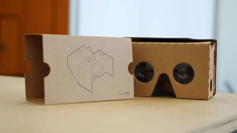 Joueur équipé d'un casque de réalité virtuelle