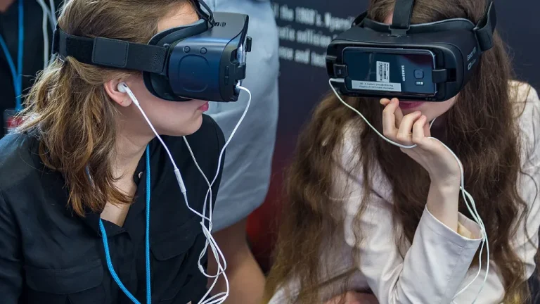 Joueur équipé d'un casque de réalité virtuelle