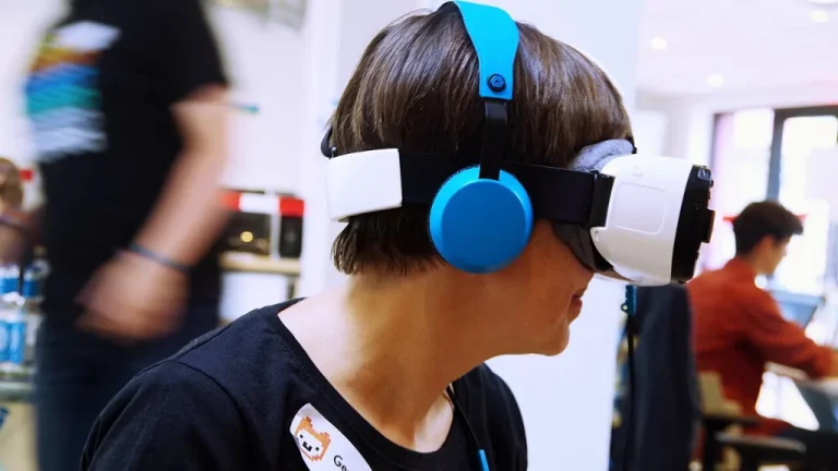 Joueur équipé d'un casque de réalité virtuelle