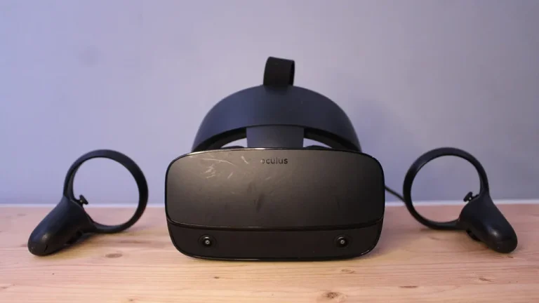 Joueur équipé d'un casque de réalité virtuelle