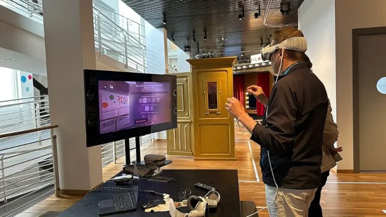 Joueur équipé d'un casque de réalité virtuelle