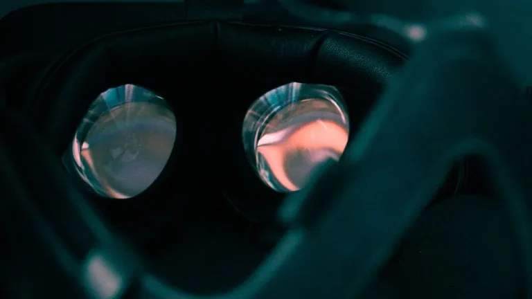 Joueur équipé d'un casque de réalité virtuelle