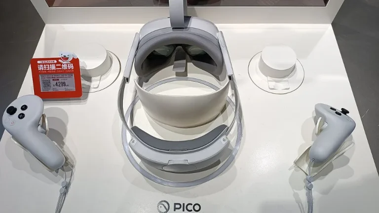 Joueur équipé d'un casque de réalité virtuelle