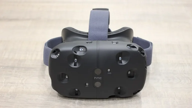 Joueur équipé d'un casque de réalité virtuelle