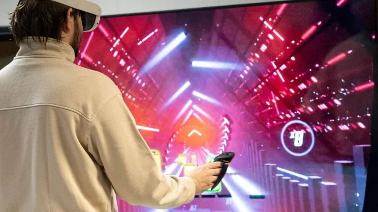 Joueur équipé d'un casque de réalité virtuelle