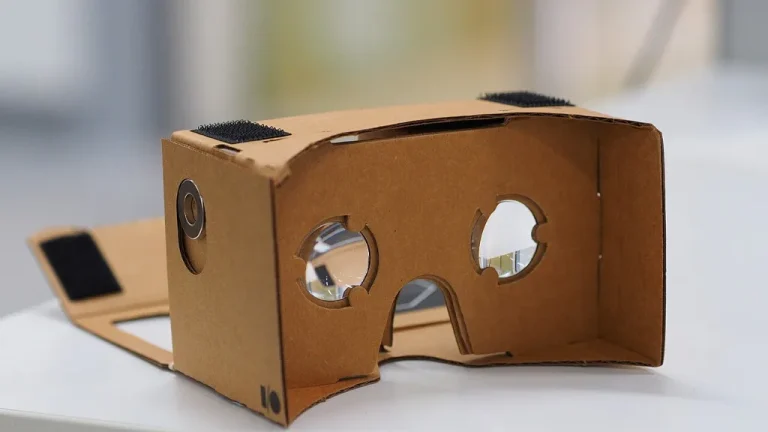 Joueur équipé d'un casque de réalité virtuelle