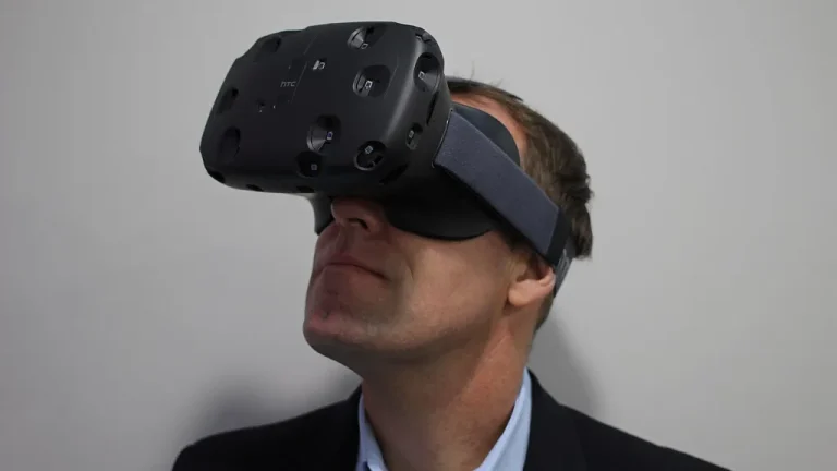 Joueur équipé d'un casque de réalité virtuelle