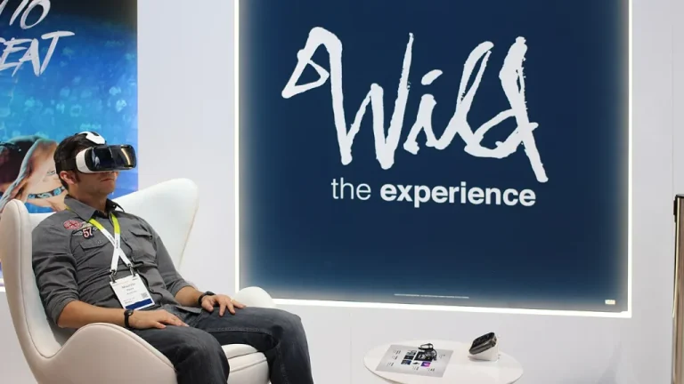 Joueur équipé d'un casque de réalité virtuelle