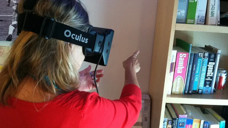 Joueur équipé d'un casque de réalité virtuelle