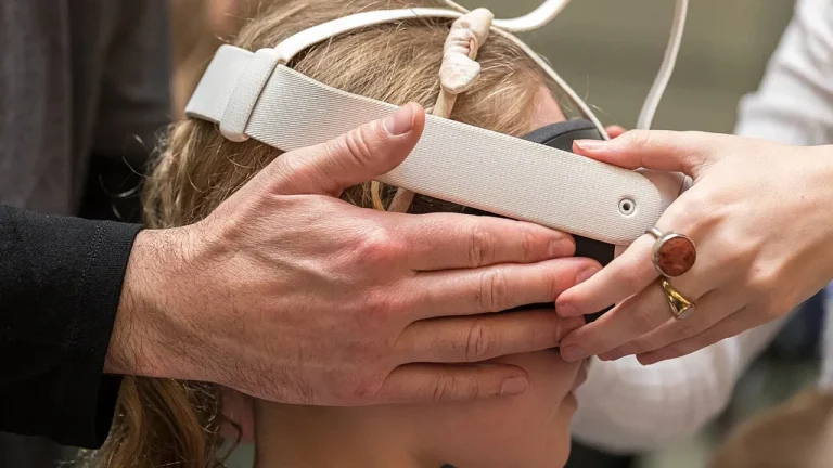 Joueur équipé d'un casque de réalité virtuelle