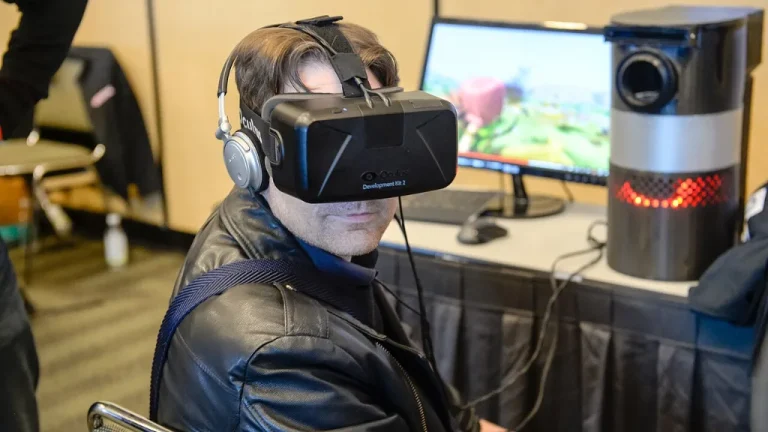 Joueur équipé d'un casque de réalité virtuelle